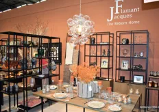 Een kijkje in de stand van Jacques Flamant, dat twee keer per jaar een moderne en elegante collectie meubels, verlichting, woonaccessoires en tafelkunst uitbrengt.
